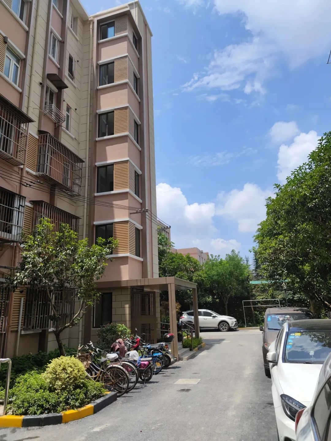 我为群众办实事虹口江湾镇街道从单楼破冰到整体推进旧房加梯迈入30