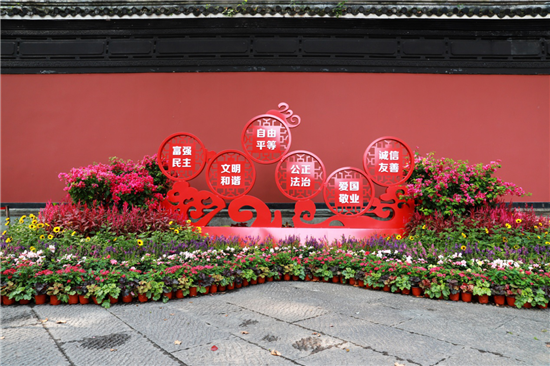 在这一场花展中,共计展出大型插花作品1组,艺术插花作品20组,组合盆栽