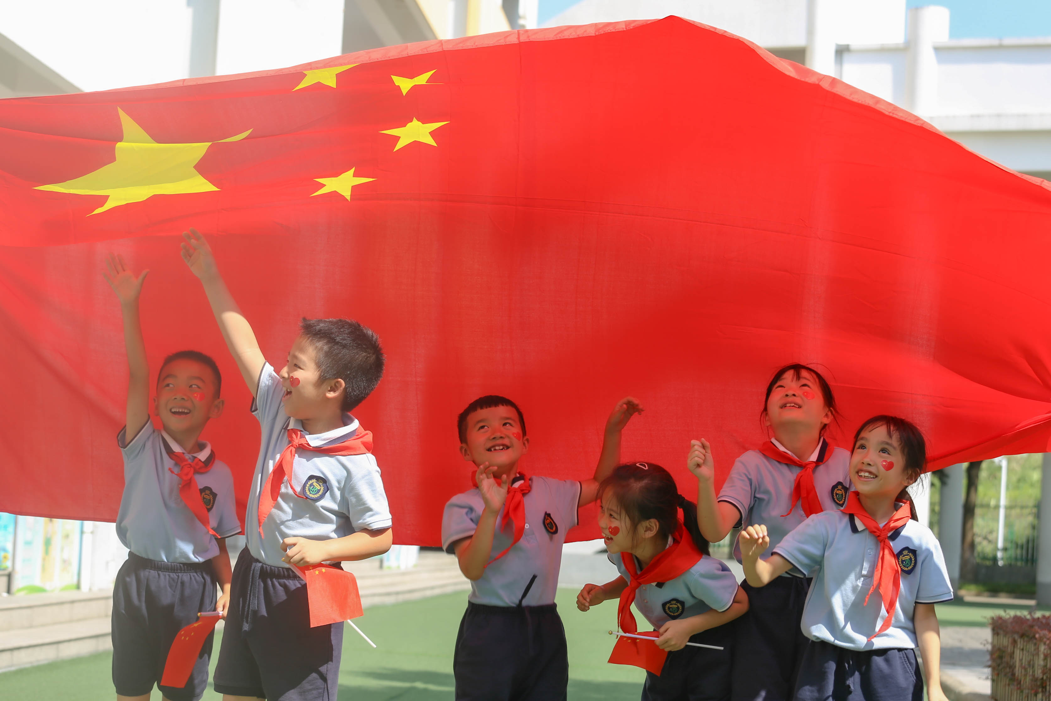 洪塘中心小学举行了入队仪式,新一批少先队员在国旗下,在鲜艳红领巾的