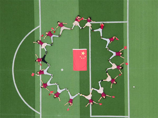 我与国旗合个影花式迎国庆