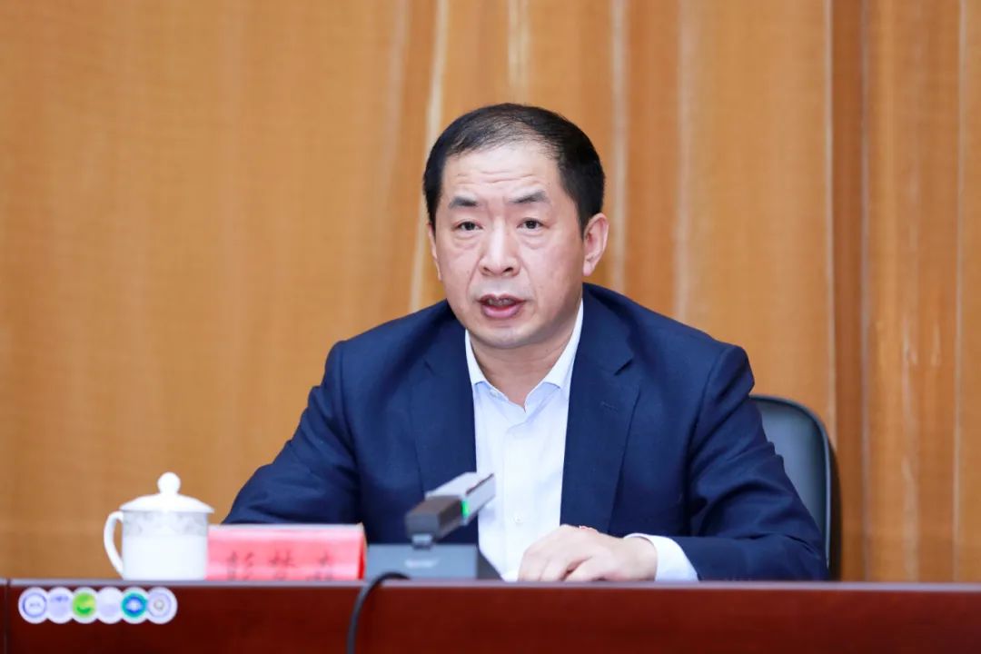 区委书记李哲主持会议并讲话9月29日,盐湖区召开传达贯彻市第五次