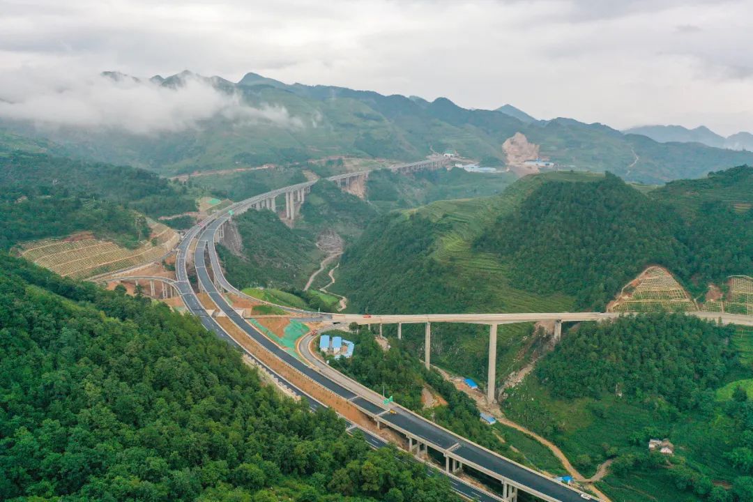 高速公路是贵州省高速公路 网规划的最末段 与威宁至宣威高速公路