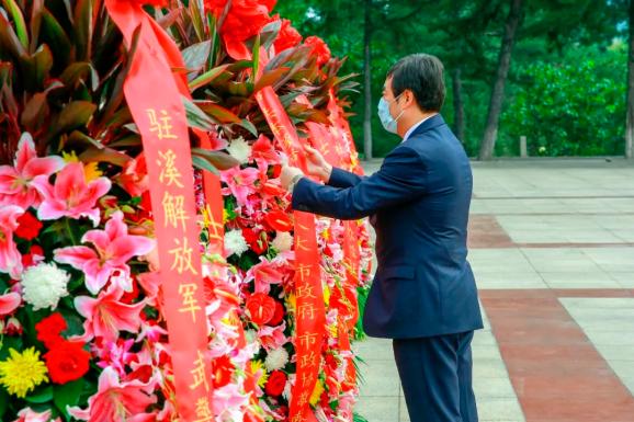 山城新闻眼吴澜迈步向前,仔细整理花篮缎带并向革命烈士三鞠躬.