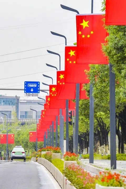 国庆红旗飘飘我们应这样守护最美中国红