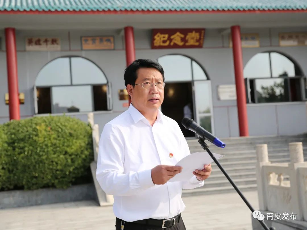 县委副书记张立忠主持活动.