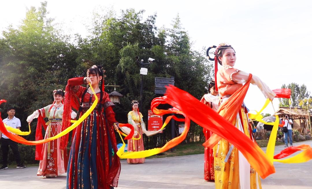 汉服达人快闪秀,千姿百态,载歌载舞,嗨爆全场.