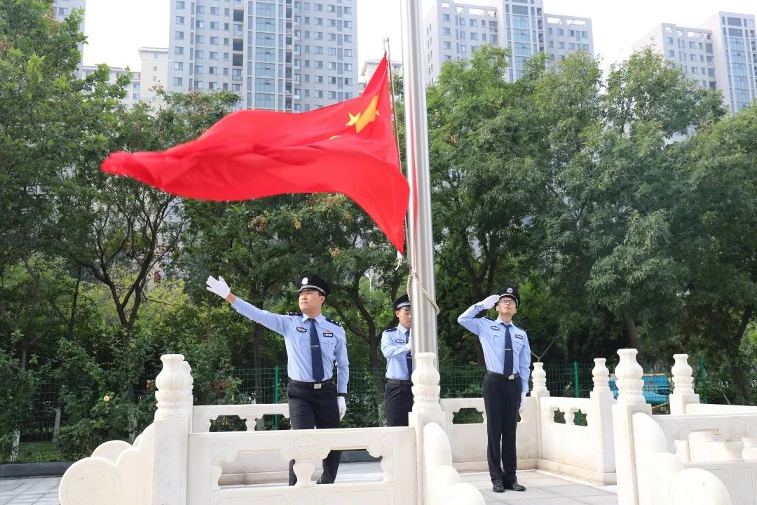 迎国庆我院举行庆祝中华人民共和国成立72周年升旗仪式