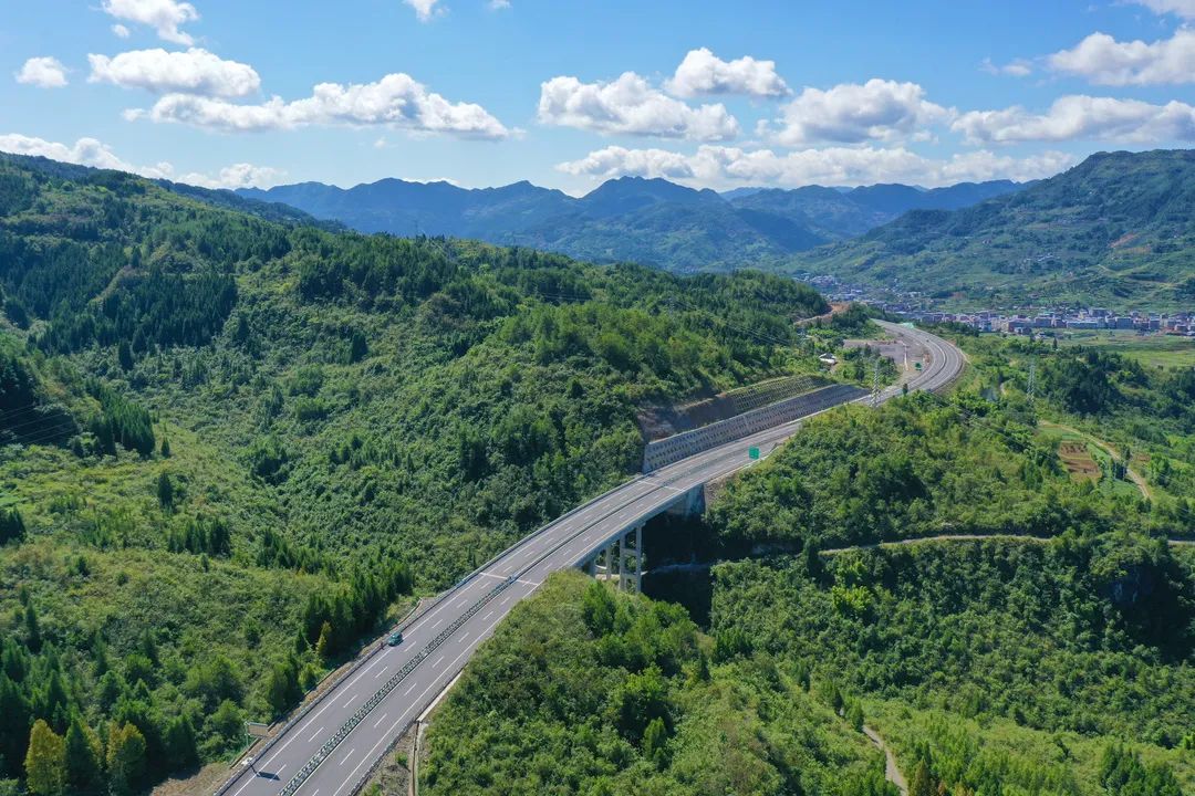 城开高速公路全长约128公里,是国家高速g69银百高速的重要一段,是重庆