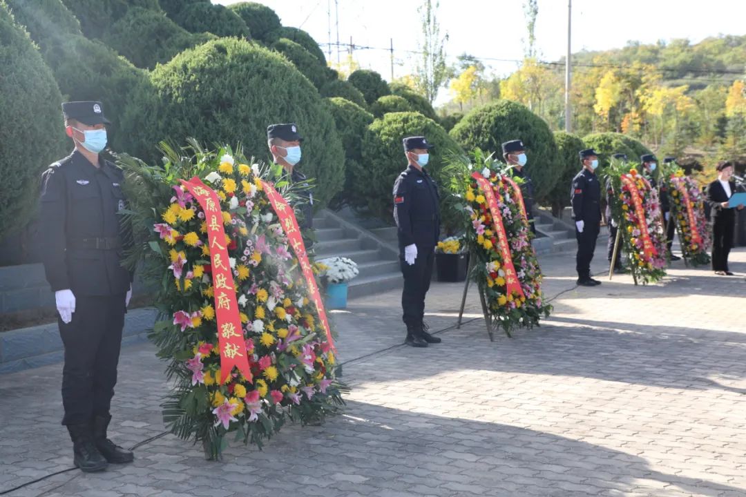 礼兵迈着整齐的步伐向烈士敬献花篮,全体人员面向烈士纪念碑脱帽鞠躬