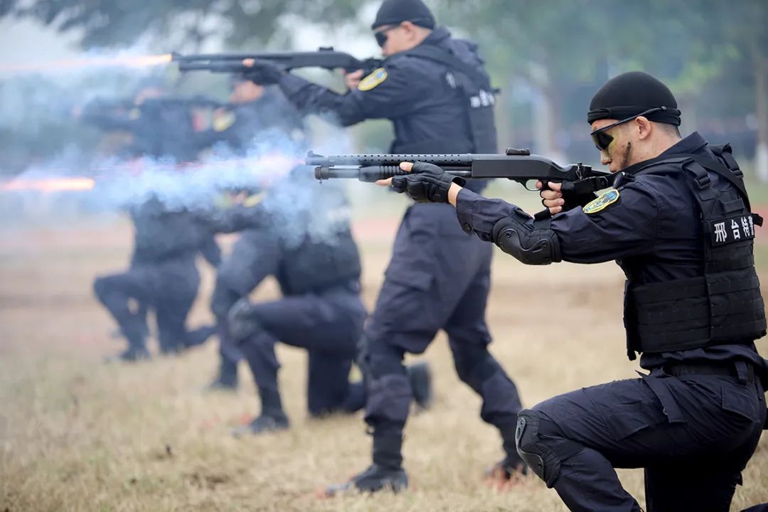燃直击河北公安特警红蓝对抗拉动演练现场