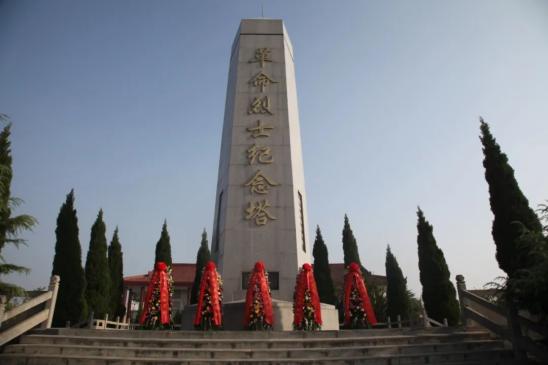 辉县市人民法院干警参加烈士纪念日祭奠烈士活动