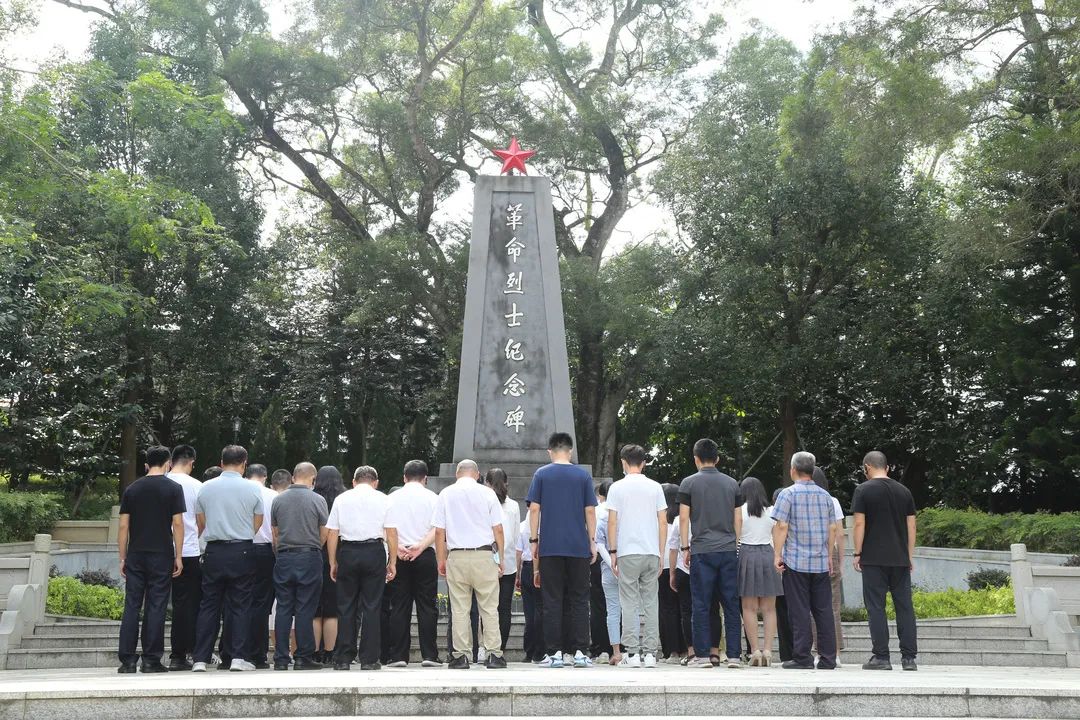 29日下午,参训干警先后来到高潭革命烈士纪念碑,高潭革命历史陈列馆