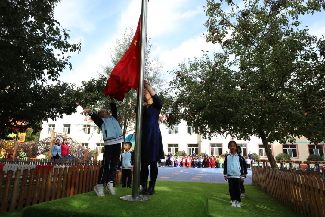 燃新城區各中小學幼兒園舉行升旗儀式祝福祖國