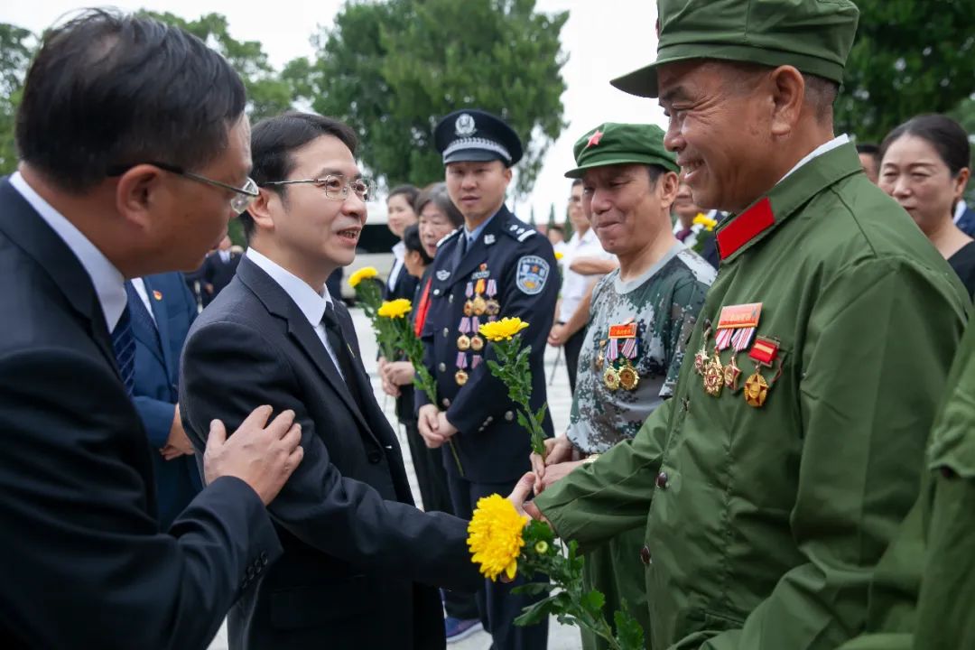 我市举行烈士纪念日向人民英雄敬献花篮仪式