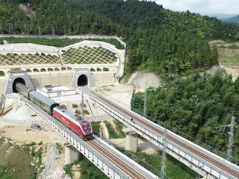 全长3300米,是浦梅铁路重难点工程之一,紧邻正在运营的昌福线武调一号