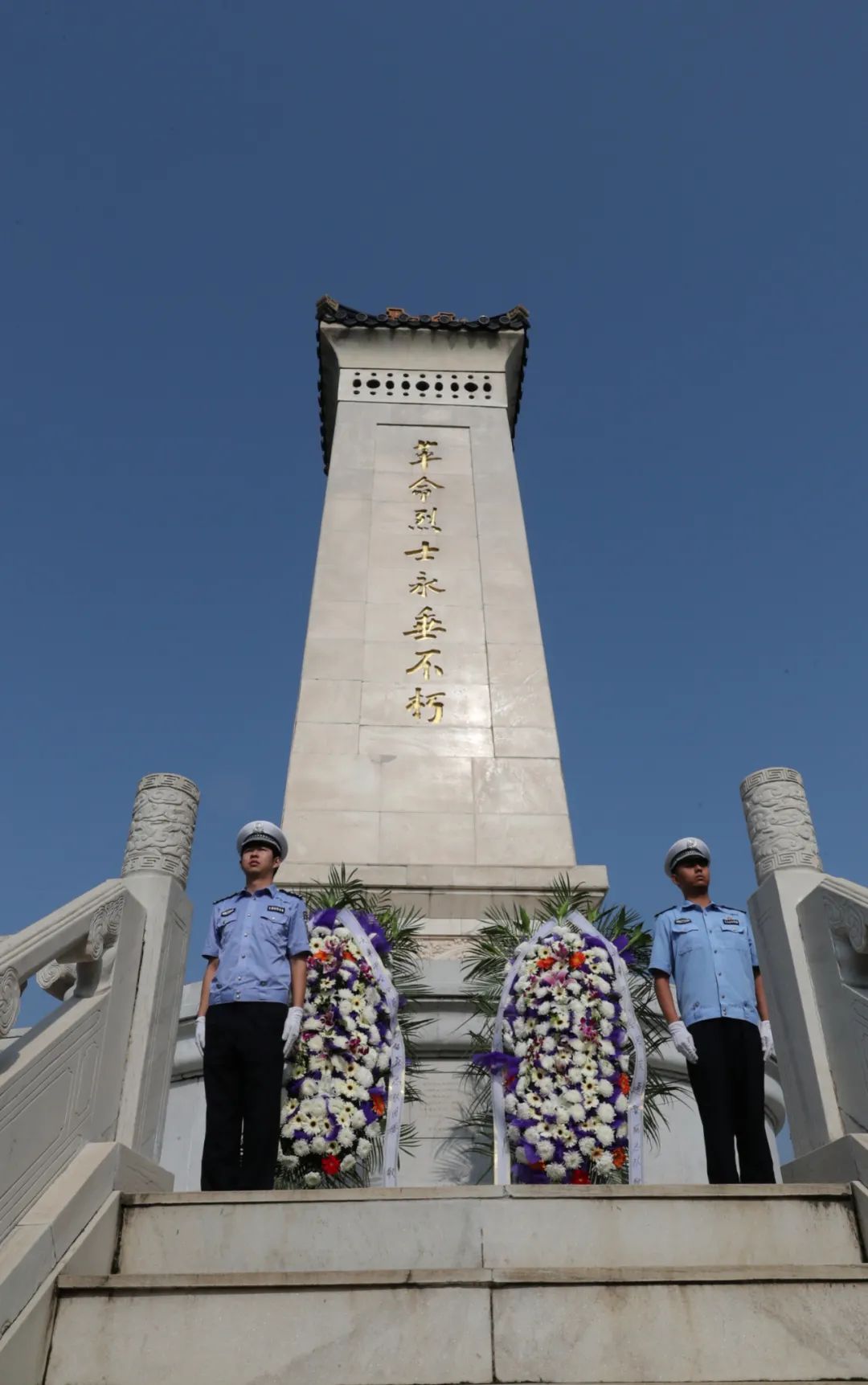 秋日的北宁公园叠翠山,青松翠柏,庄严肃穆.