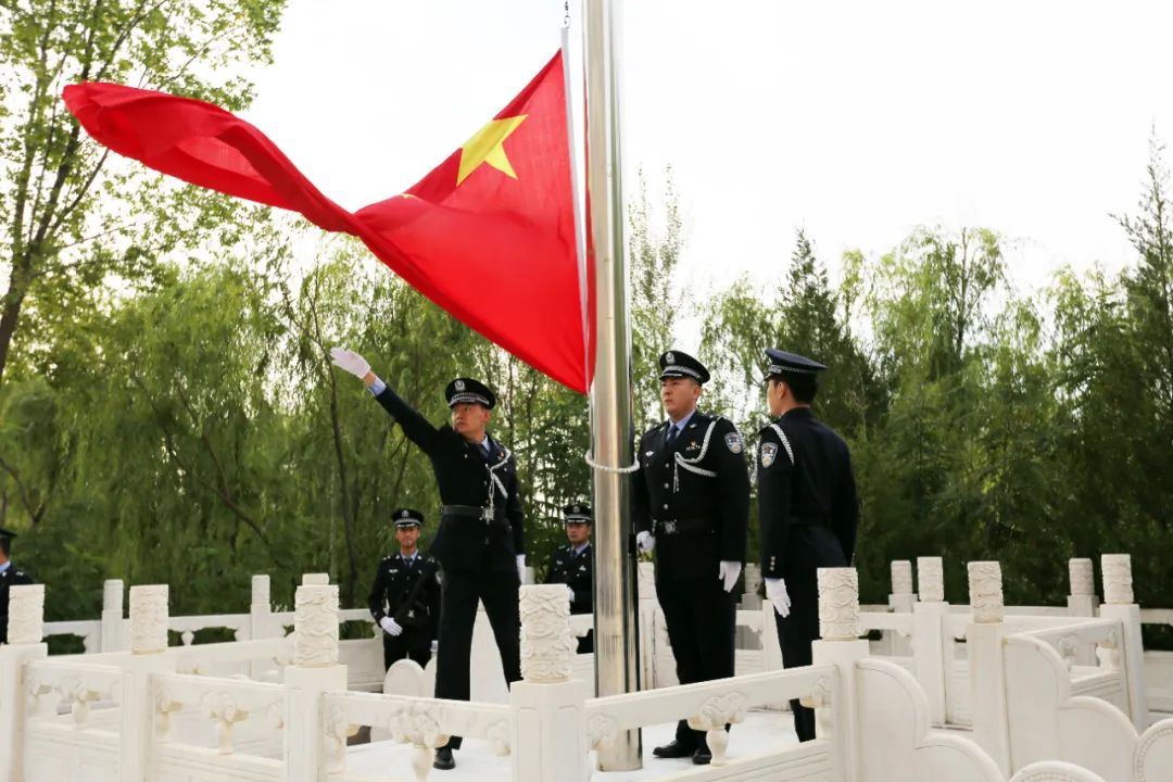 国旗护卫队民警精神抖擞,庄重威严,迈着整齐的步伐护送国旗走上升旗台