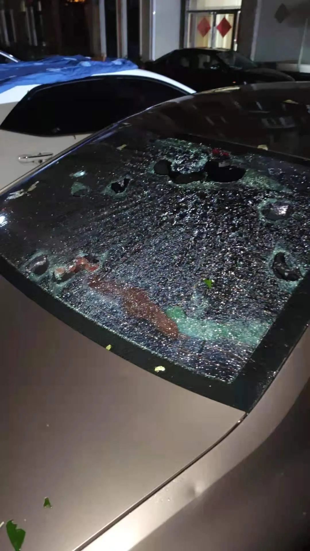 大连突降冰雹多车受损