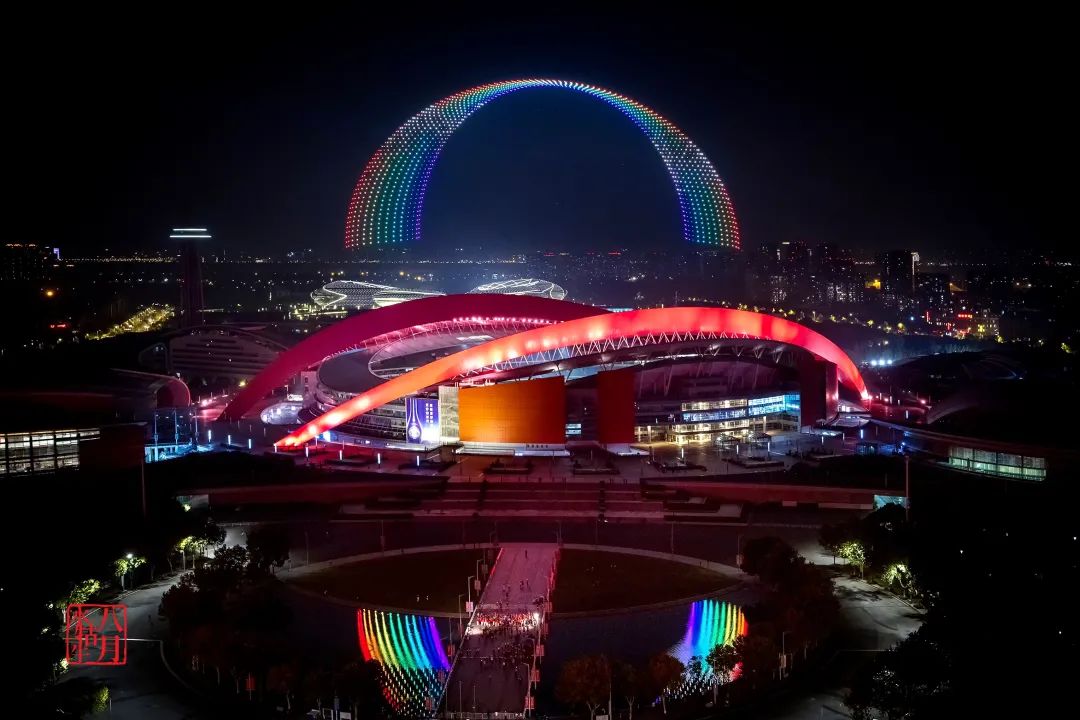 天为幕 以光为景多架无人机缓缓升起南京奥体中心东广场国庆前夕精彩!