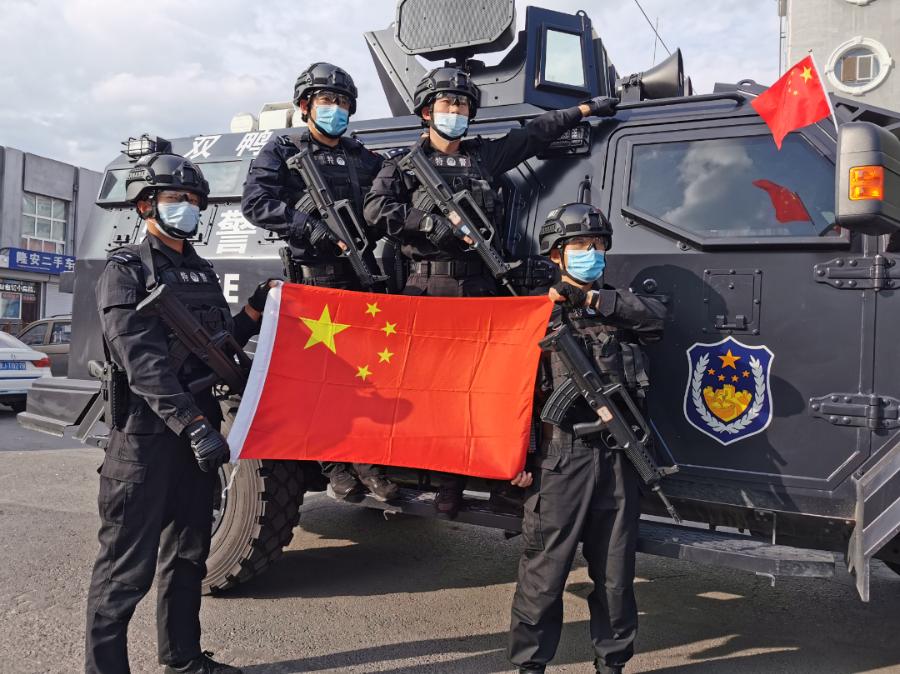 祝福祖国守护平安国庆警察执勤忙坚守岗位护平安