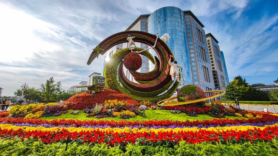 北京长安街沿线的立体花坛喜迎八方来宾.(cfp 供图)