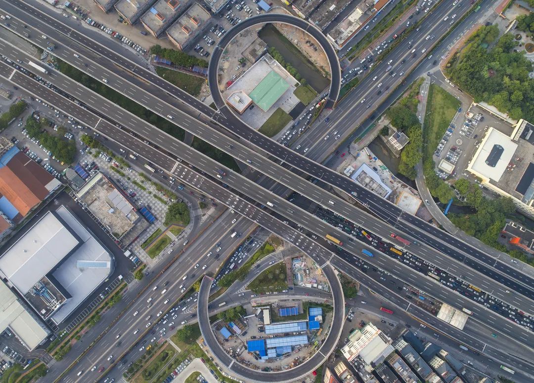 立交位于白云区中部,该项目在白云大道及华南快速路主线跨线桥两侧