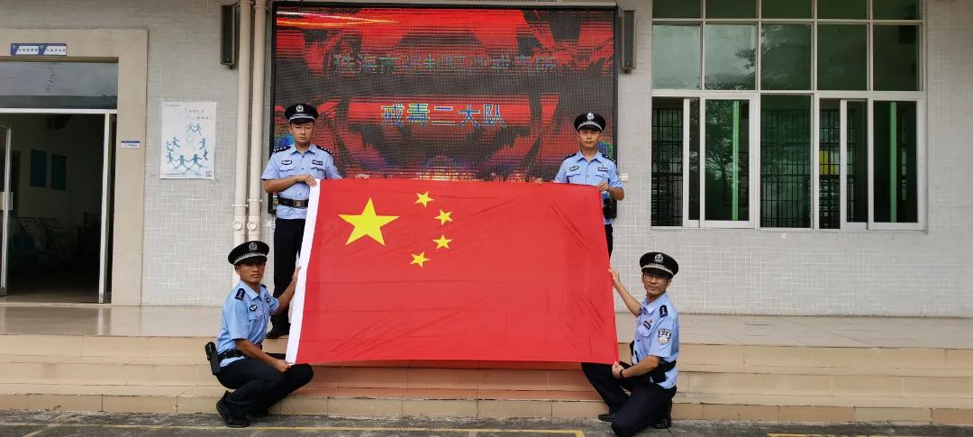 人民警察向国旗敬礼,所有人肃然起敬,赤诚爱国心也在国歌声中更加澎湃