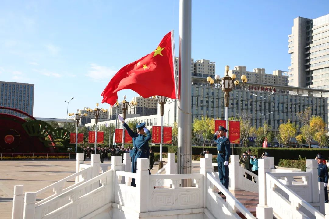 呼和浩特隆重举行升国旗仪式,向祖国致敬!