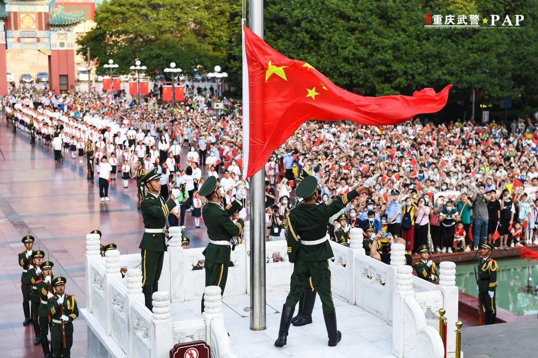 国庆升旗仪式特写图片