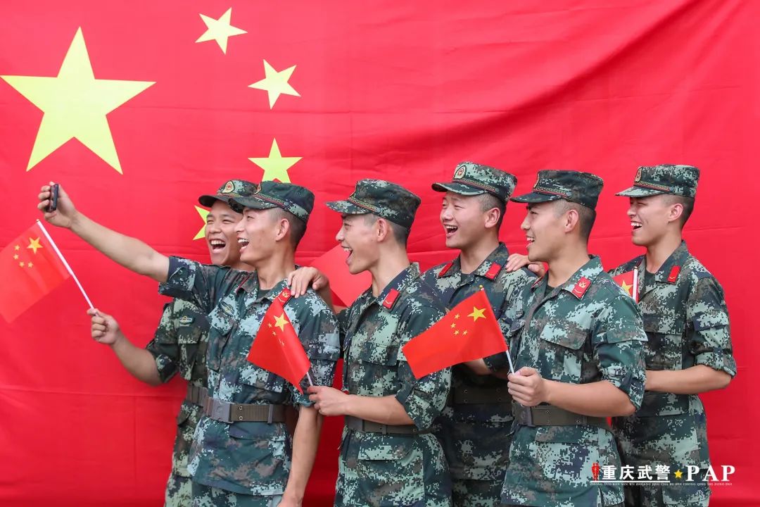 官兵们通过与国旗同框合影,重温军人誓词,《我和我的祖国》歌曲快闪等