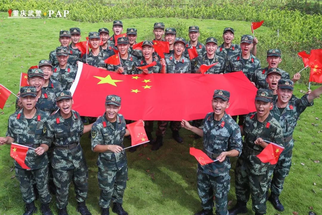 武警官兵与国旗合影,祝福伟大祖国