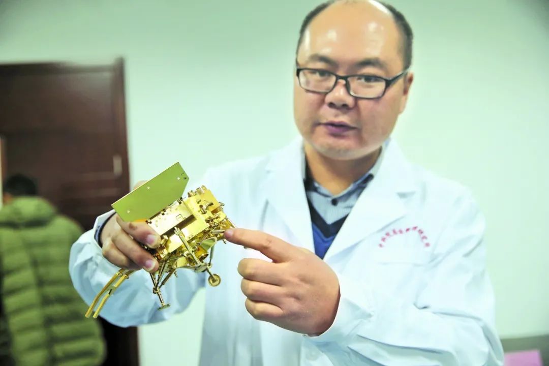 科研人员在介绍"嫦娥三号""嫦娥四号"着陆时的关键部件——"合肥造"