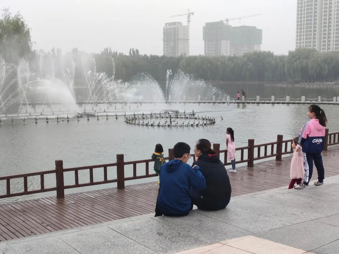 润泽湖公园的喷泉吸引了不少市民观赏