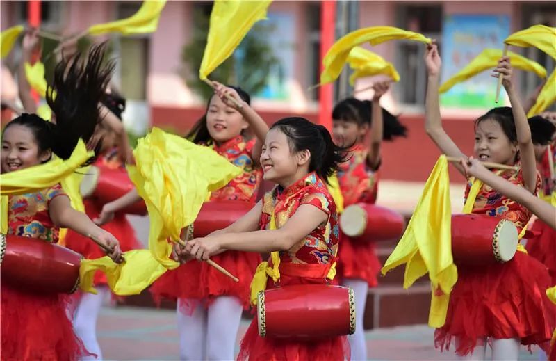 9月30日,沧州市新华区东队小学锣鼓队的学生敲响腰鼓喜迎国庆节.