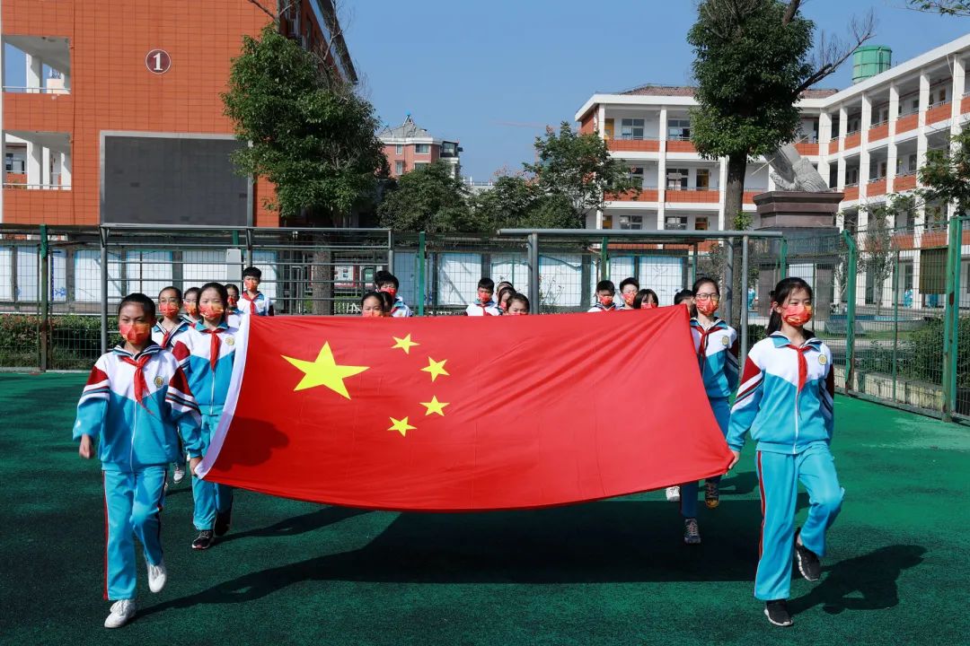 沛县曙光小学 沛县曙光小学举行简单而又庄严的升旗仪式,为祖国庆生