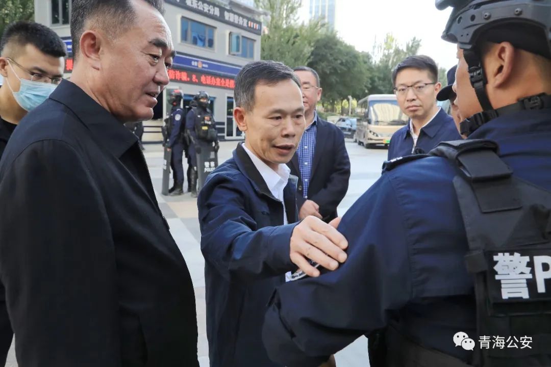 图片说明:9 月30日,李宏亚在西宁市新千国际广场公安武警联勤武装执勤