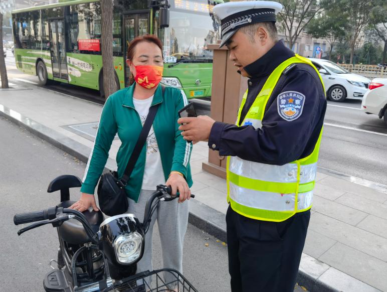 全警保平安】国庆长假第一天,临汾公安交警劝导查纠城区道路交通违法