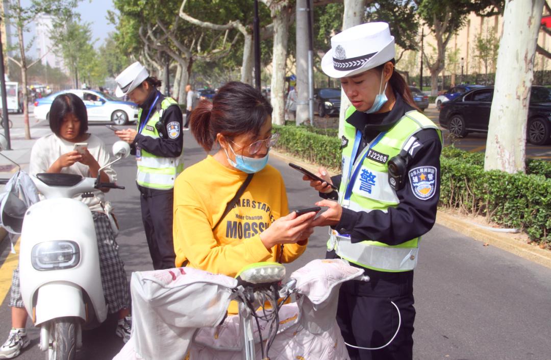 山西临汾交警头盔是个宝,戴它很重要,而且您这电动车已经超载啦!