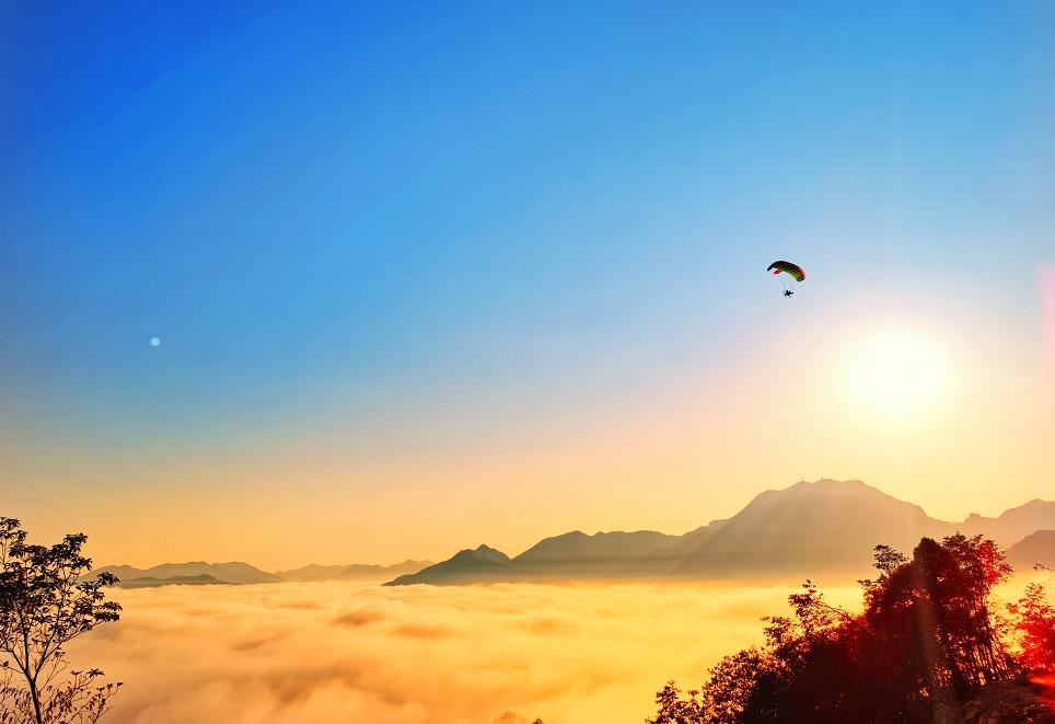 迎着第一缕阳光千人同歌礼赞新中国