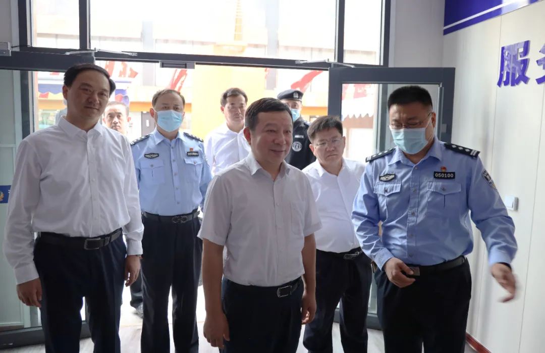 带队走访国庆期间坚守一线的公安干警和环卫工人,区领导李庆华,刘英杰