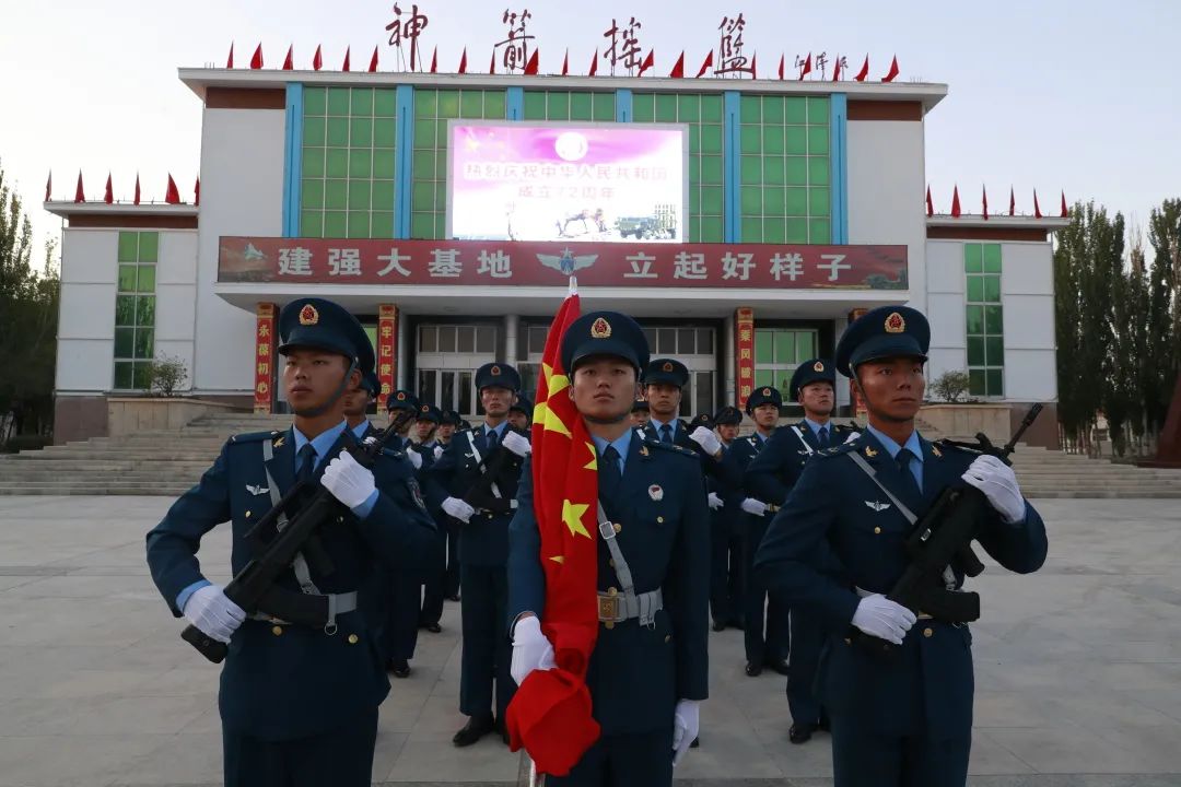 的空军某试验训练基地某部在"神箭摇篮"礼堂广场前举行了升国旗仪式