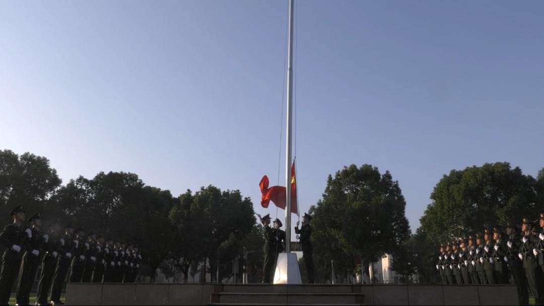 生日快樂解放軍和武警各部隊官兵同升一面旗共祝中國好