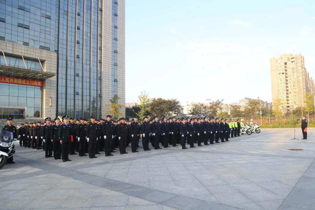 致敬祖国泗阳县公安局隆重举行升国旗仪式