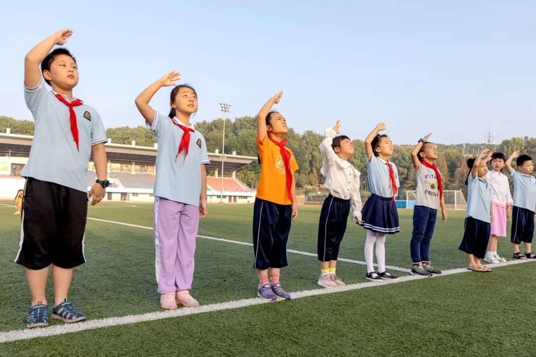 现场师生行注目礼(谢焱 摄)▲国旗扬起瞬间(邓颖骏 摄)7时整,伴着