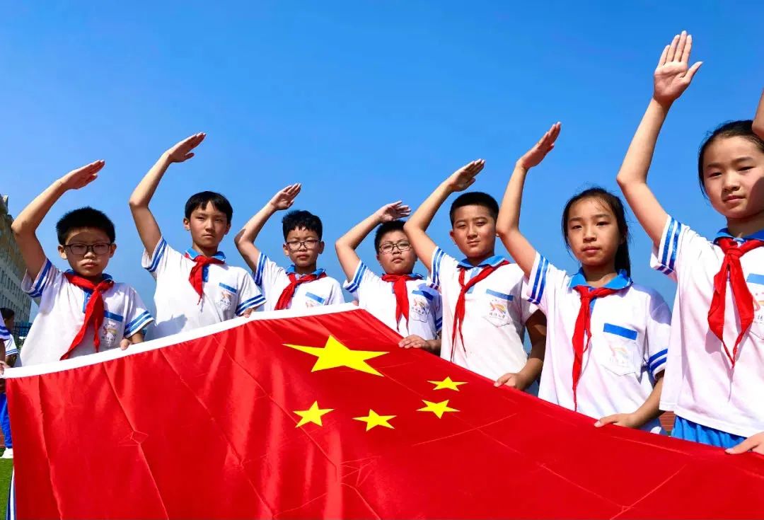 童心向党礼赞祖国城阳区中小学开展向国旗敬礼主题教育活动