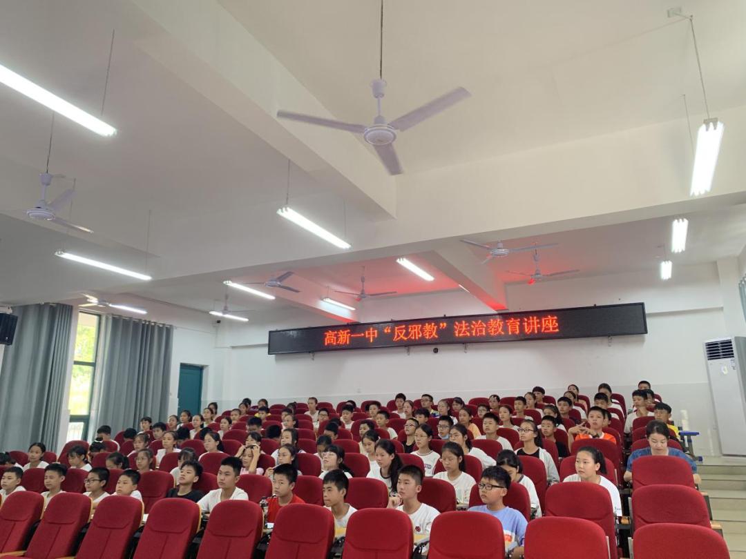 凤阳派出所法治副校长在凤阳中心学校讲课洞村派出所法治副校长在洞村