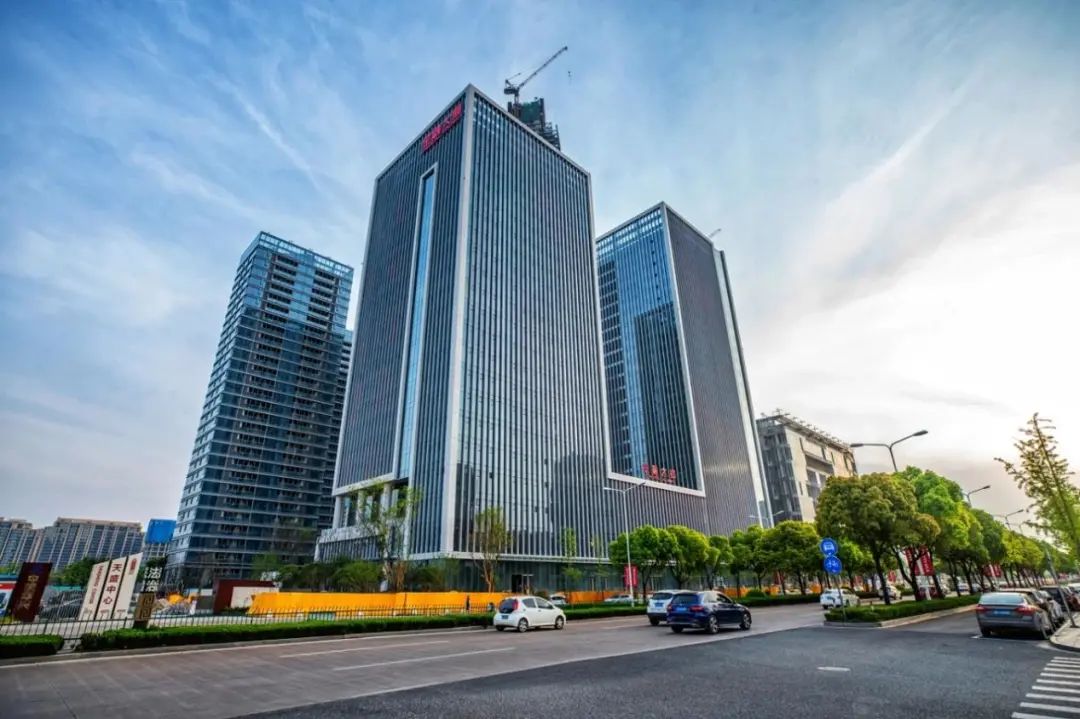 中央商务区高楼大厦,车来车往新府城建设日新月异但只要我们用心努力