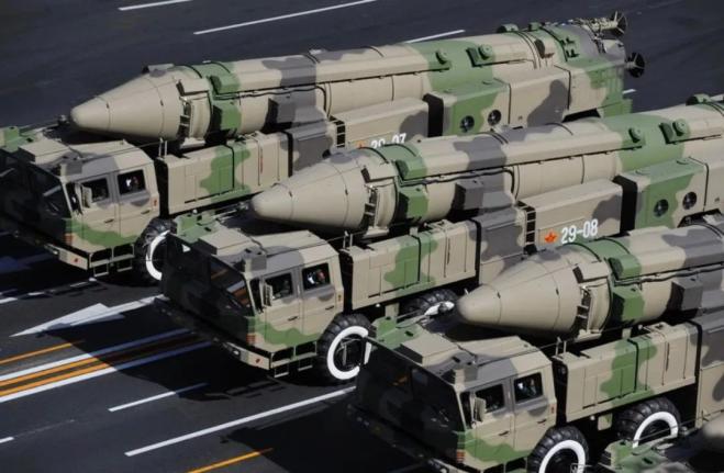 陆,海,空和第二炮兵 四大军种导弹同时亮相 标志着人民解放军 武装