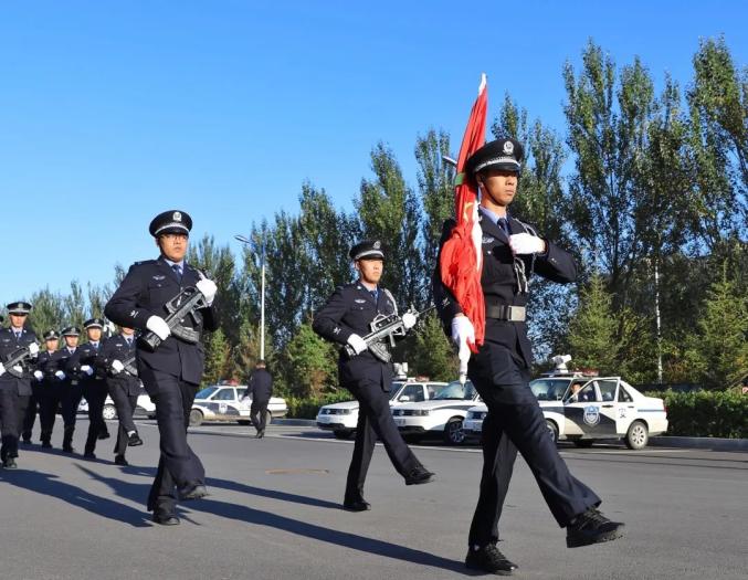 致敬祖国,四平市公安局铁西区公安分局举行升国旗仪式!