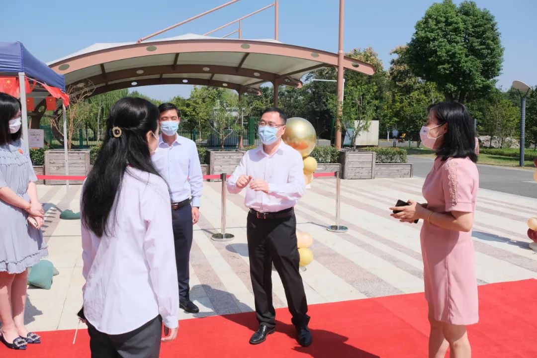 在新中国成立72周年之际,闵行区婚姻登记中心坚持婚姻登记为民服务不